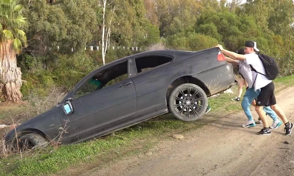 YouTuber καταστρέφει μια BMW και τον συλλαμβάνει η αστυνομία!